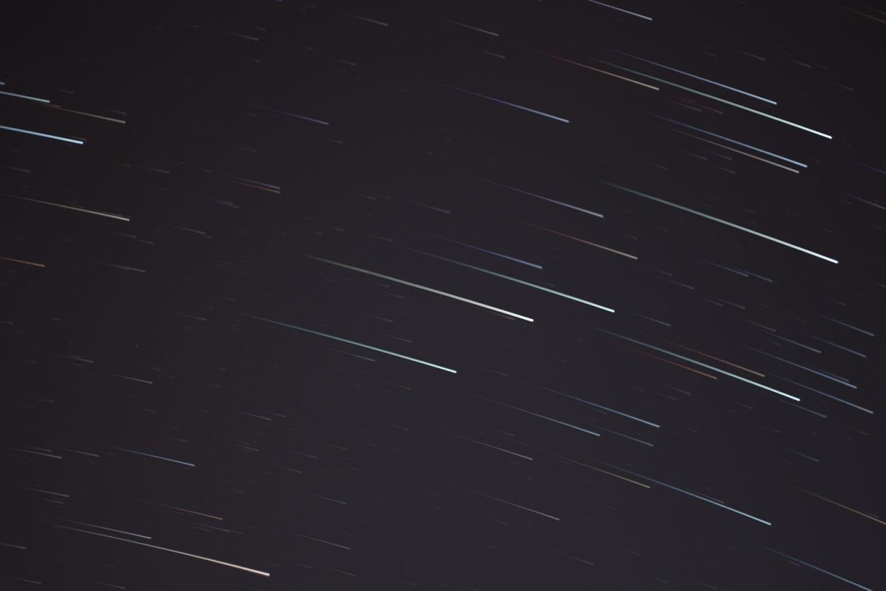 Deux nuits de pic et des météores très lumineux : quand observer les Taurides du Sud dans le ciel français Un météore lumineux traverse le ciel nocturne