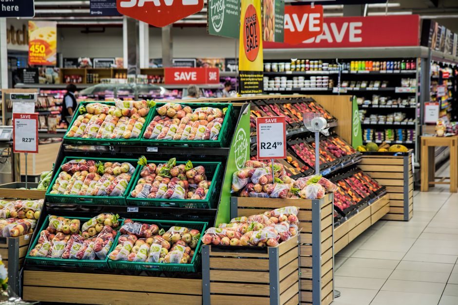 Rayon de fruits frais dans un supermarché avec affichage promotionnel