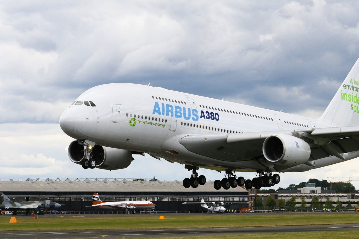 Gros plan sur le réacteur d’un Airbus de ligne, symbole de la consommation de kérosène du transport aérien
