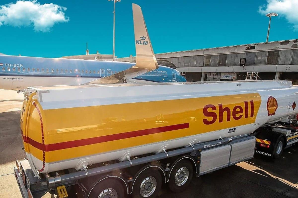 Airbus long-courrier vu de profil sur le tarmac avant un vol nécessitant plusieurs dizaines de tonnes de kérosène