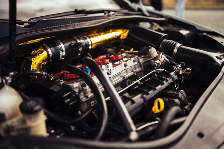 Vue rapprochée d'un moteur de voiture haute performance avec ses composants mécaniques.