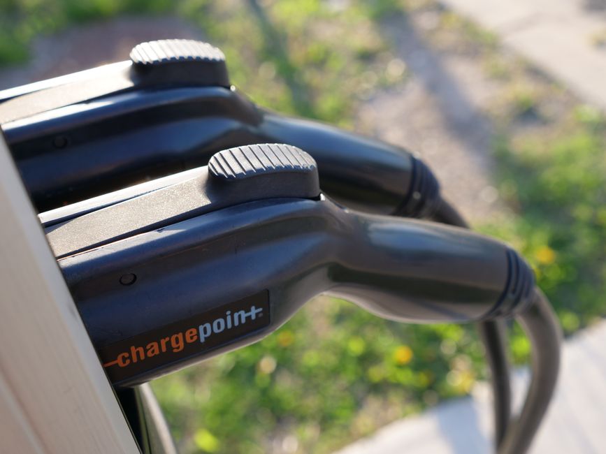 Prise de recharge pour véhicule électrique à une station de charge.