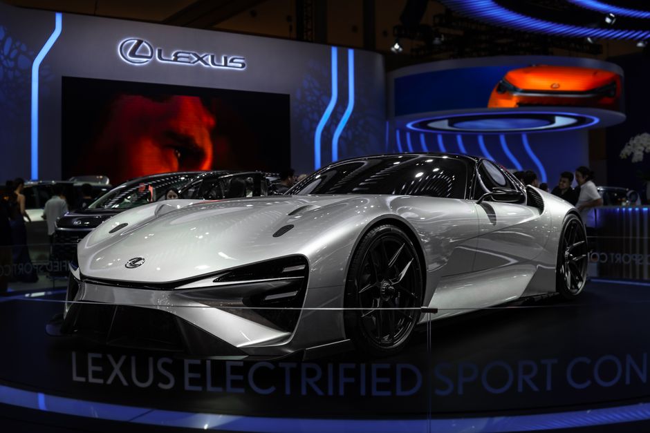 Concept car électrique présenté dans un hall d'exposition moderne