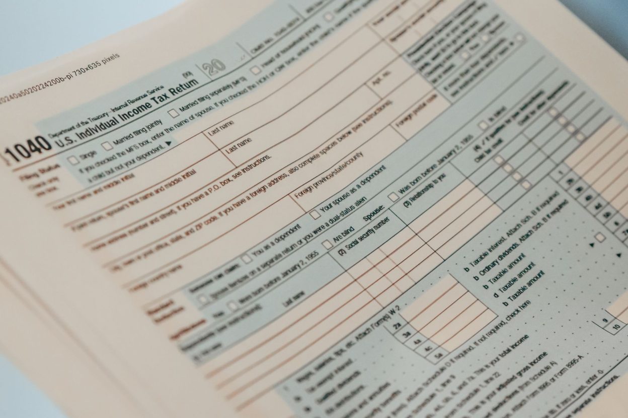 Emploi à domicile : jusqu’à 10 000 € de crédit d’impôt, qui peut vraiment en profiter ? L’emploi d’un salarié à domicile peut ouvrir droit à un crédit d’impôt et à des exonérations