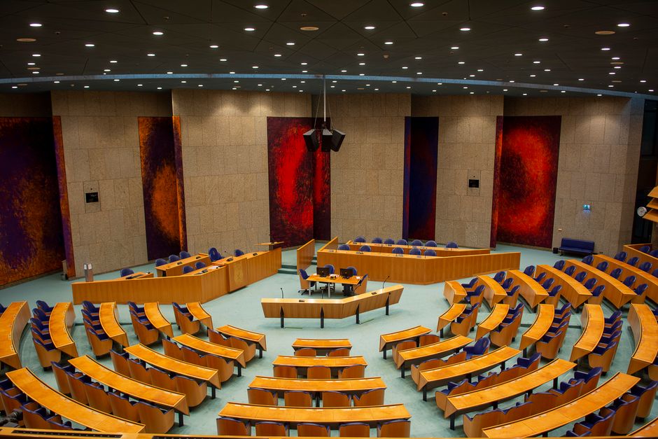 Hémicycle du Parlement néerlandais avec sièges en cercle