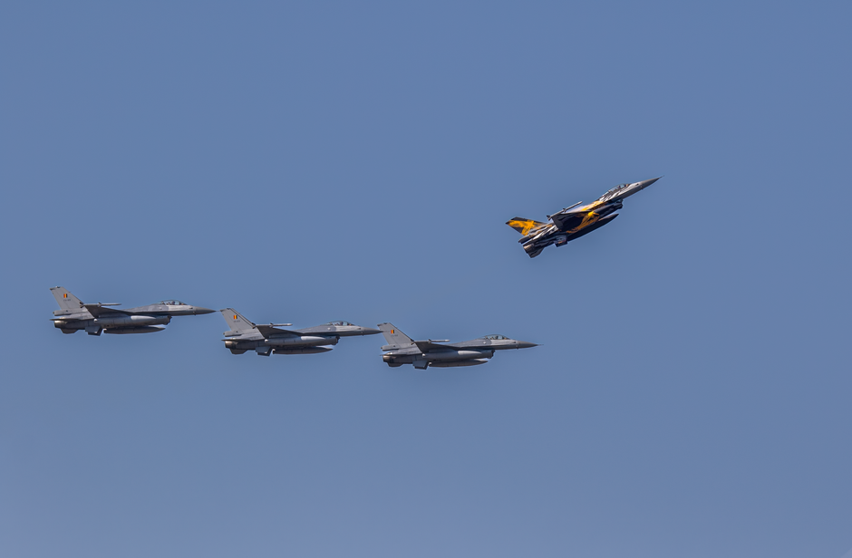 Avions de chasse F-16 volant en formation dans le ciel.
