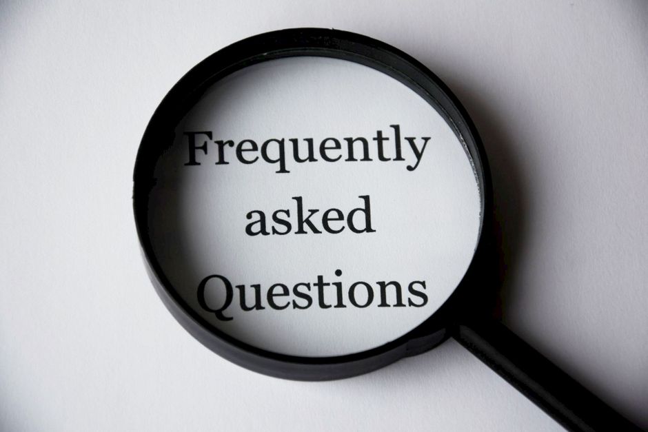 Une loupe grossissant le texte « Questions fréquentes »
