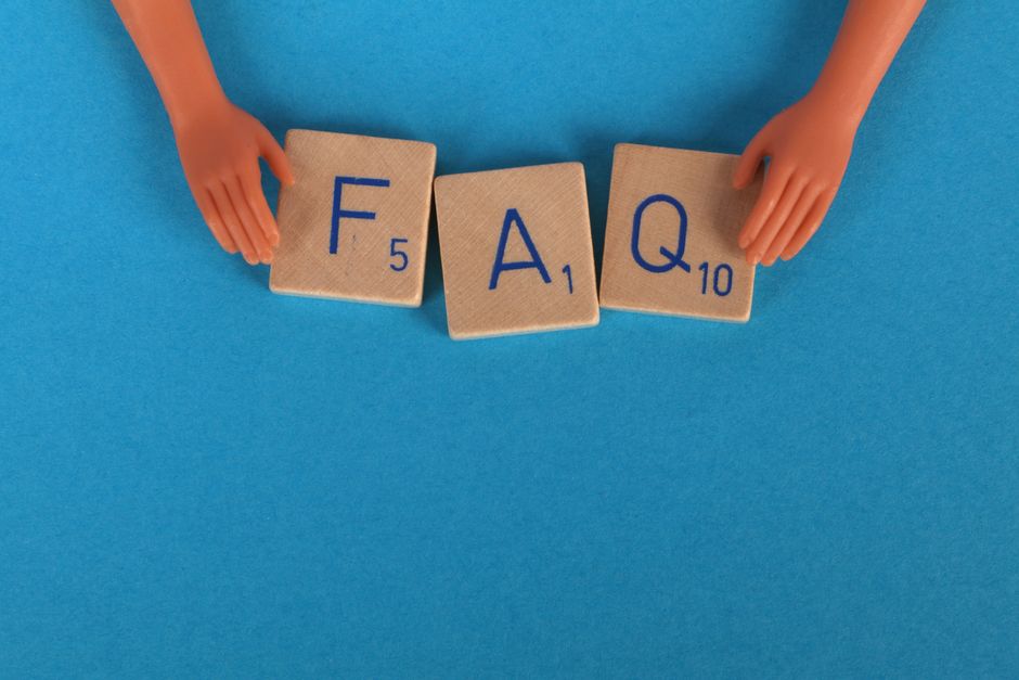 Des lettres de jeu de société formant le mot FAQ sur fond bleu