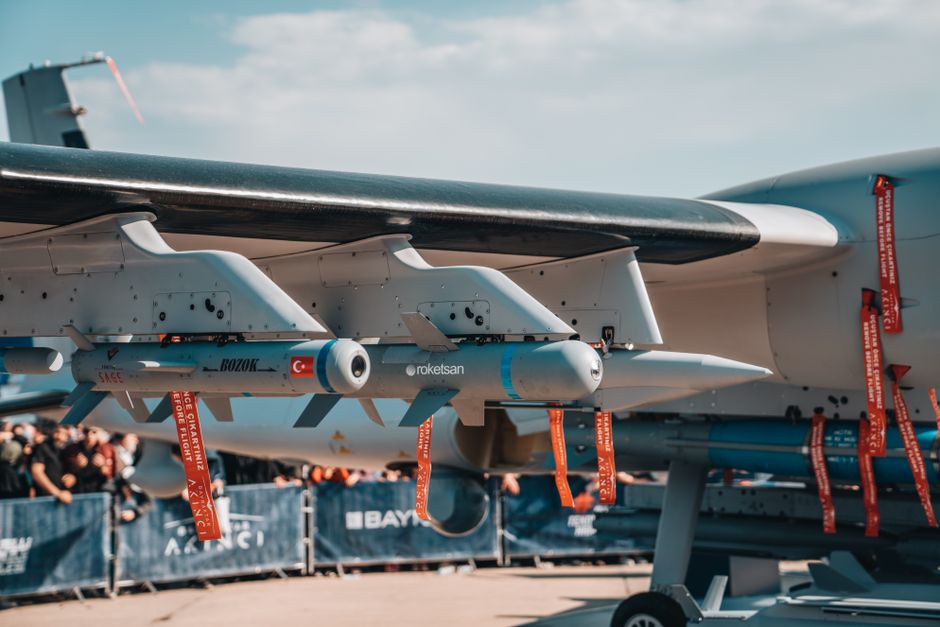 Détail des armements d'un avion militaire exposé à un meeting aérien