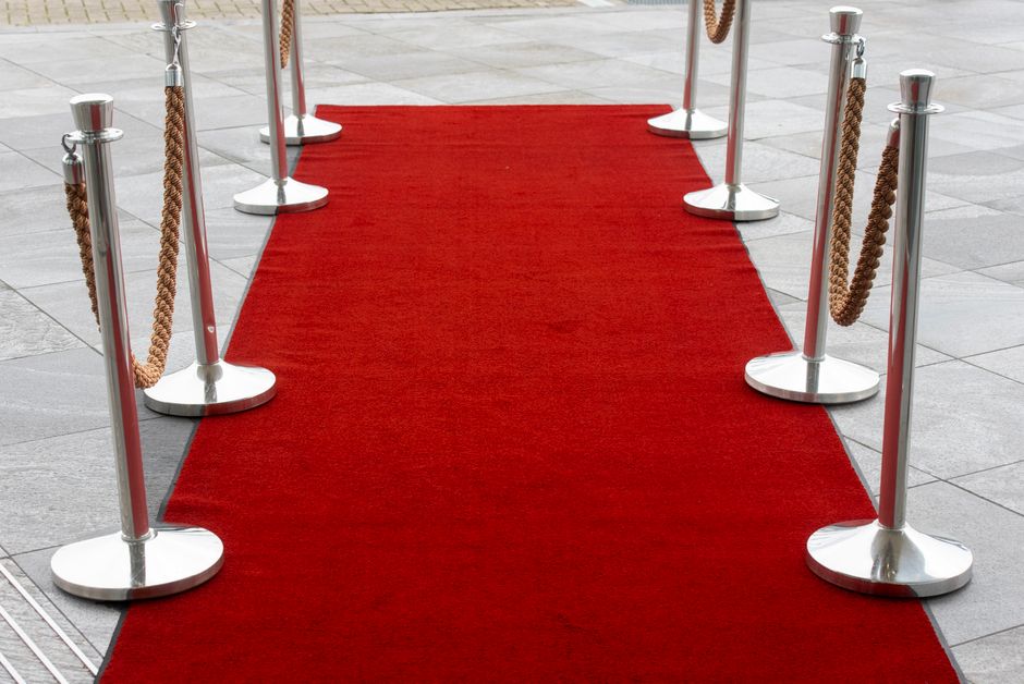 Entrée de tapis rouge avec barrières pour événement automobile