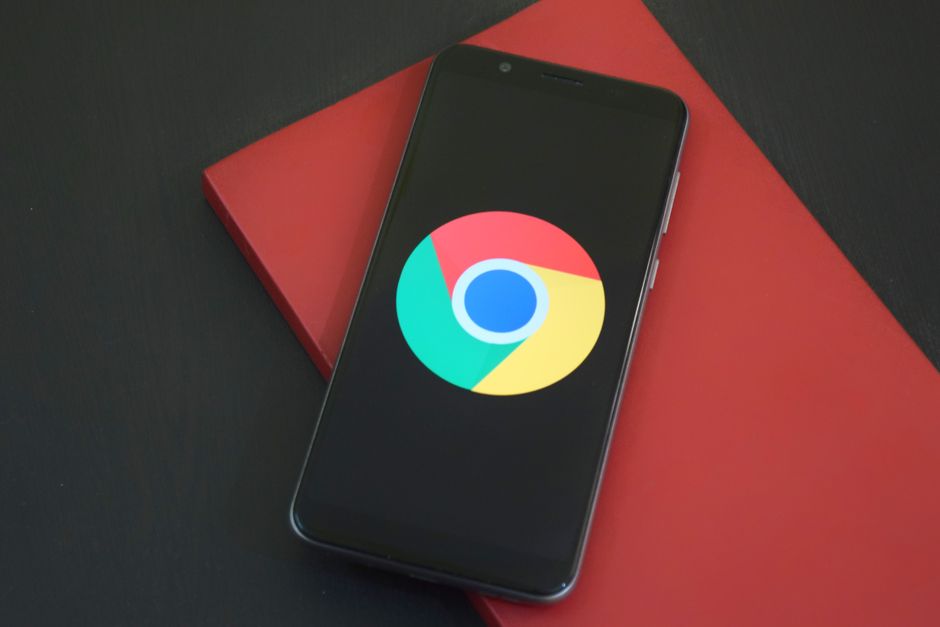 Écran de smartphone affichant un logo de navigateur web