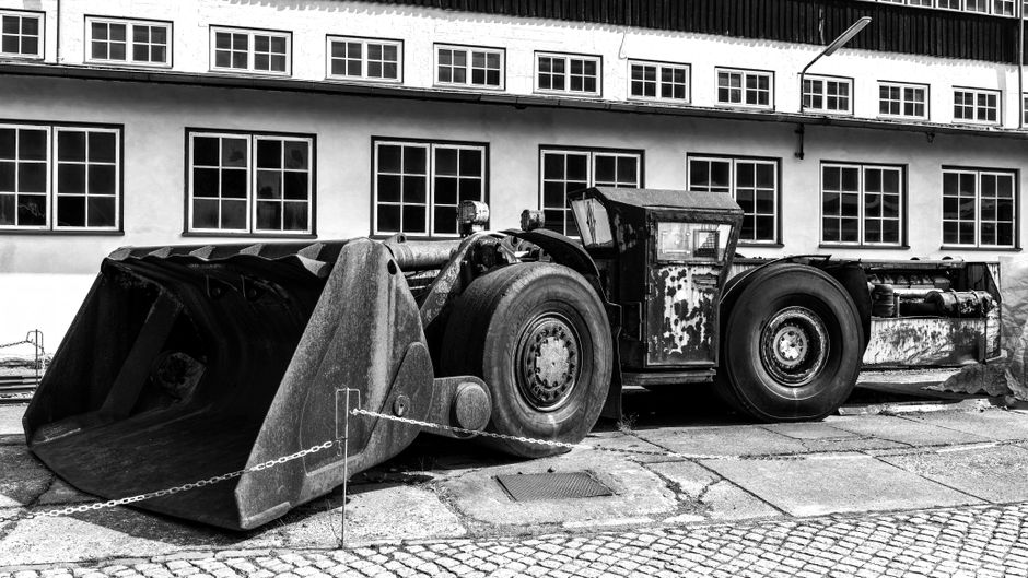 Anciennes machines d'extraction minière exposées dans un musée historique.