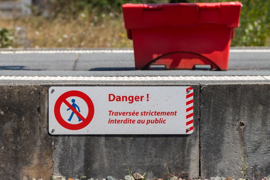 Panneau d'avertissement signalant un danger aux voyageurs.