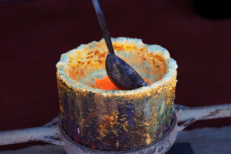 Métal en fusion dans un creuset lors d'un processus de fonte