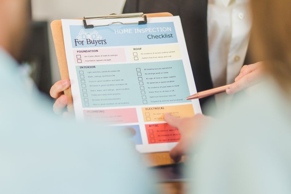 Mains tenant une checklist de vérification sur un presse-papiers