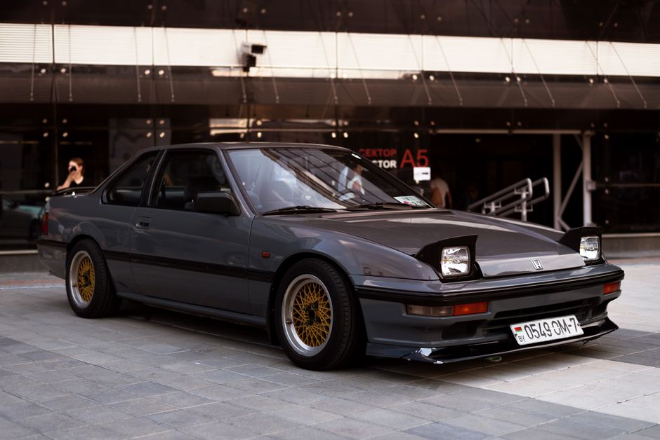 Une Honda Prelude hybride exposée au centre du stand