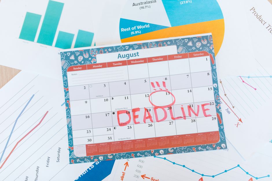 Calendrier sur un bureau avec dates et graphiques