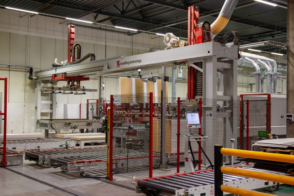 Bras robotisé en action dans une usine de fabrication moderne