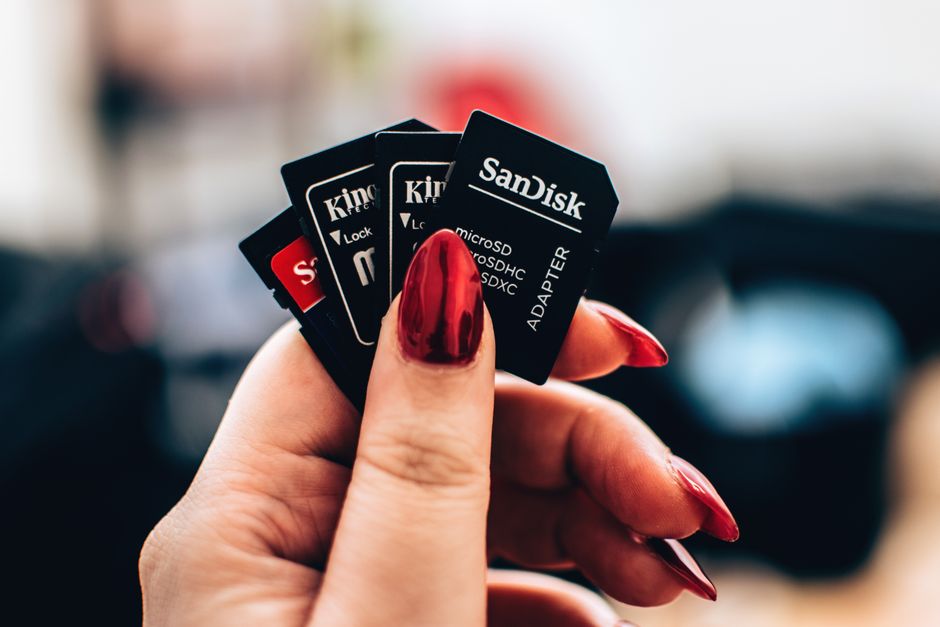 Une main tenant plusieurs cartes mémoire microSD