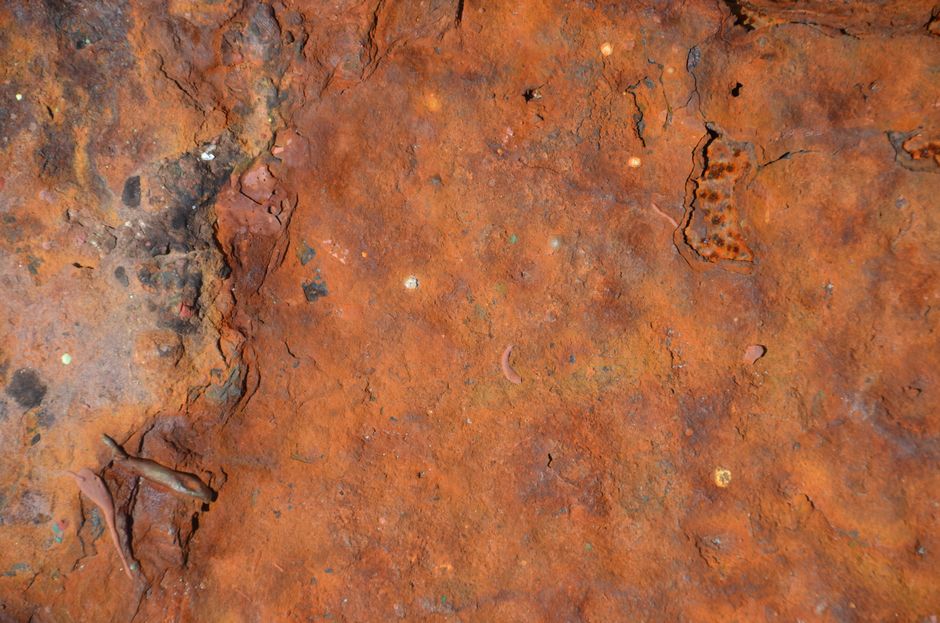 Gros plan d'une surface métallique rouillée montrant la corrosion