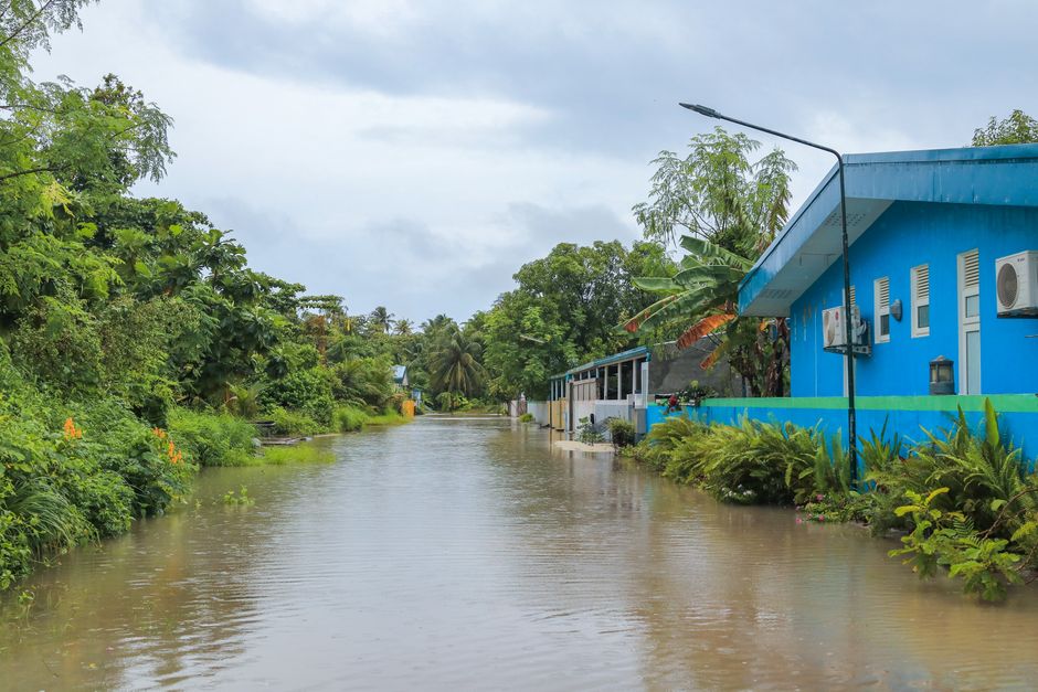 Rue tropicale inondée aux Maldives lors d'une montée des eaux