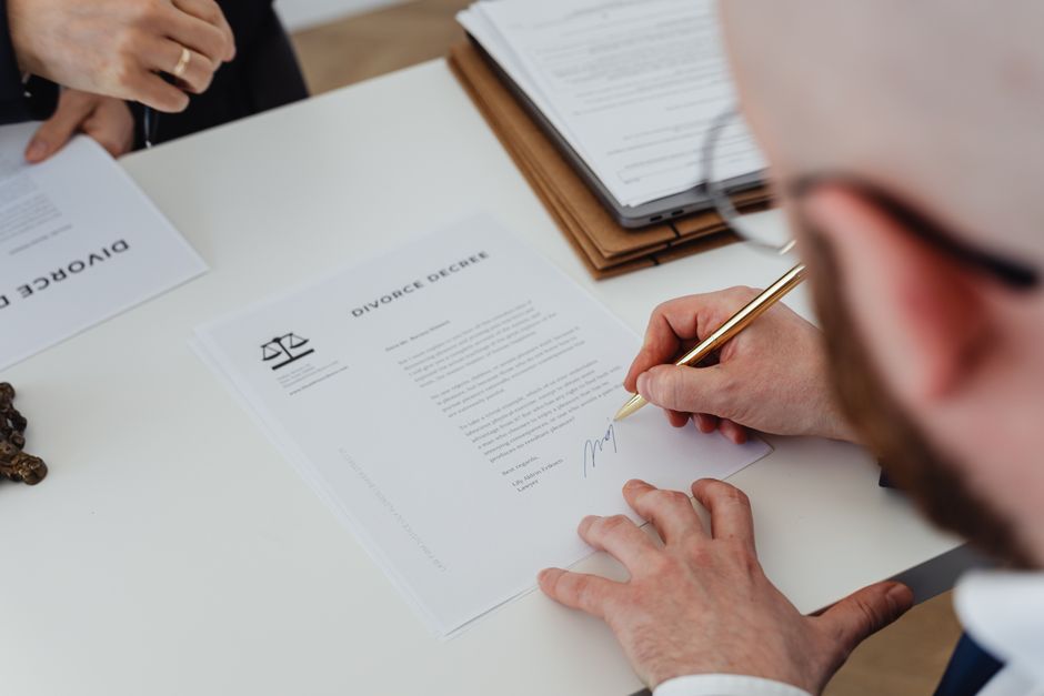 Personne signant un document officiel sur un bureau