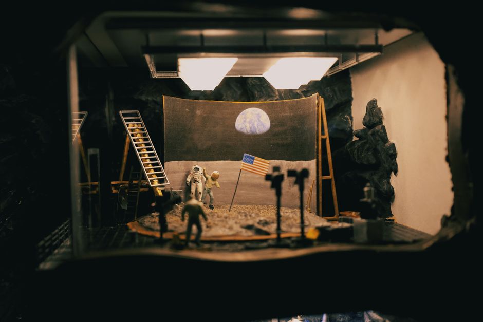 Maquette de mission lunaire avec astronautes et drapeau en studio