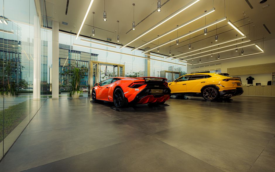 Showroom automobile présentant des voitures de sport de luxe.