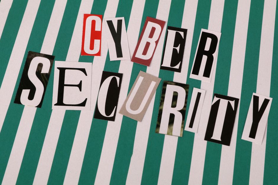Lettres colorées formant le texte « Cyber Security » sur fond rayé