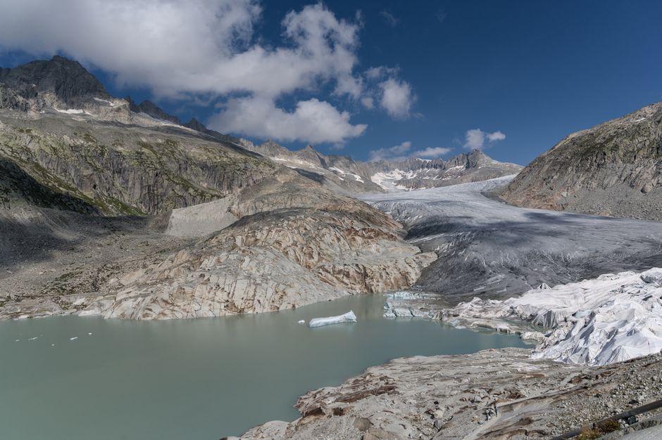 Glacier alpin se jetant dans un lac de montagne