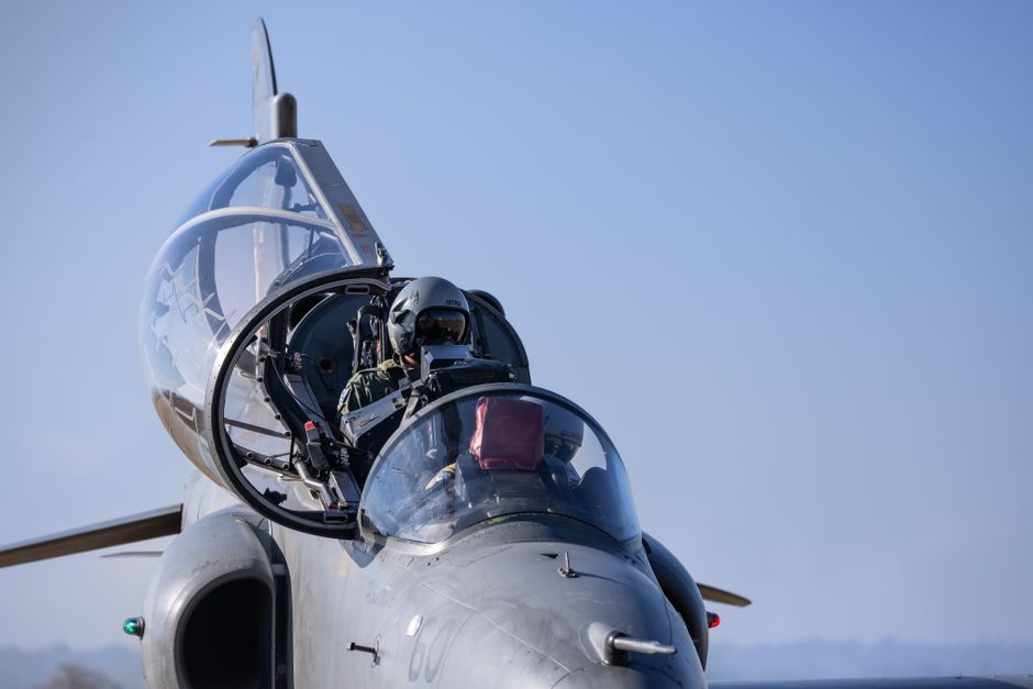 Poste de pilotage d'un avion militaire avec pilote casqué