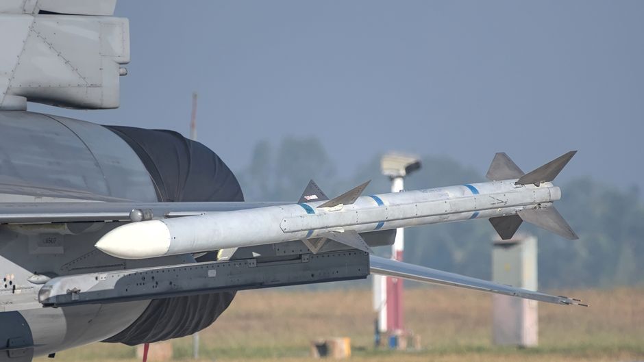 Missile fixé sous l'aile d'un avion de combat militaire