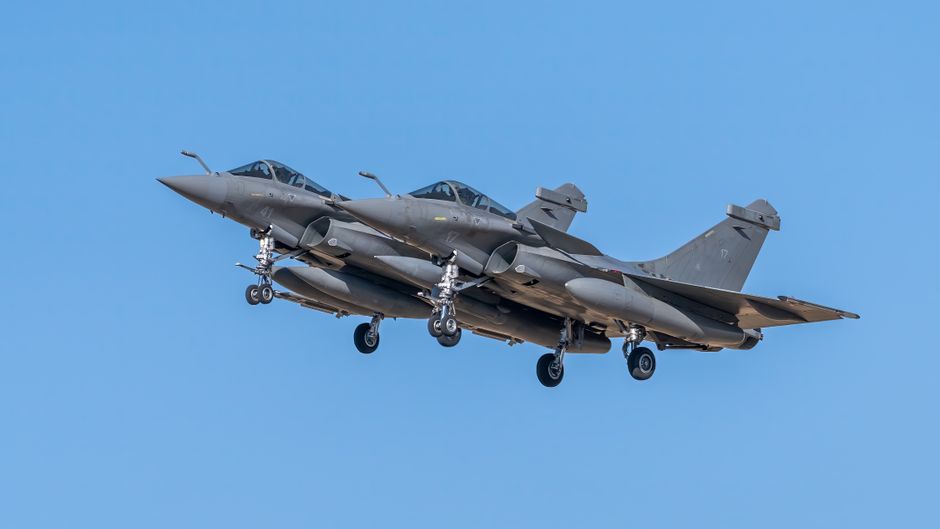 Deux avions de chasse Rafale en vol au-dessus d'une région espagnole.