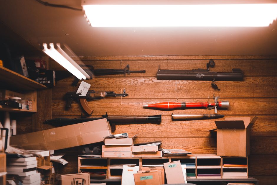 Intérieur d'un armurerie avec armes et équipements stockés
