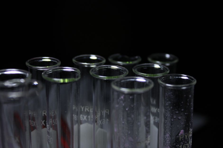 Des tubes à essai en verre avec condensation dans un laboratoire obscur