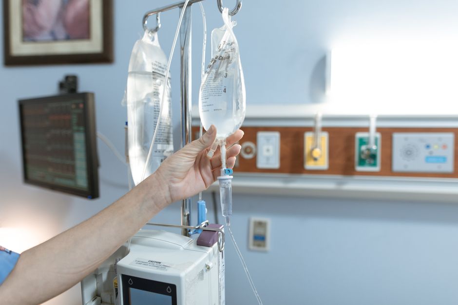 Perfusion intraveineuse administrée à un patient hospitalisé