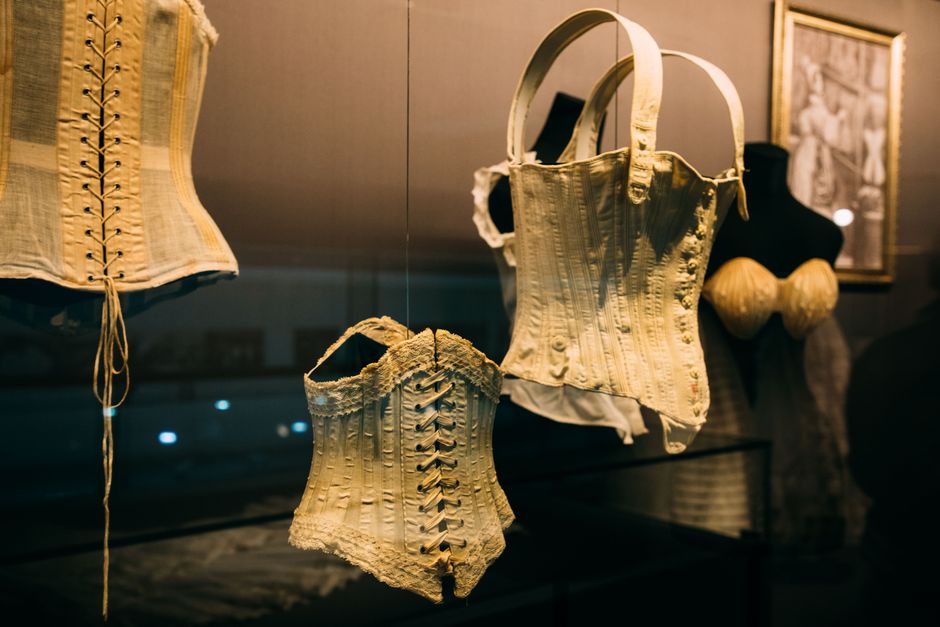 Vitrine d'exposition avec objets historiques dans un musée