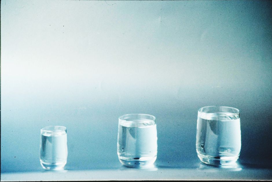 Trois verres de tailles différentes remplis d'eau