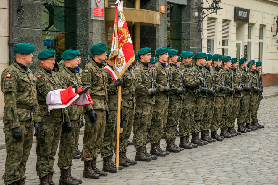 Soldats en uniforme lors d'une formation militaire cérémonielle.