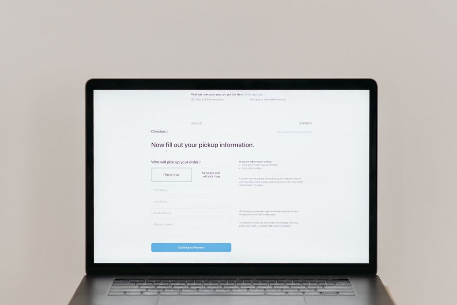 Un ordinateur portable affichant un formulaire d'achat en ligne