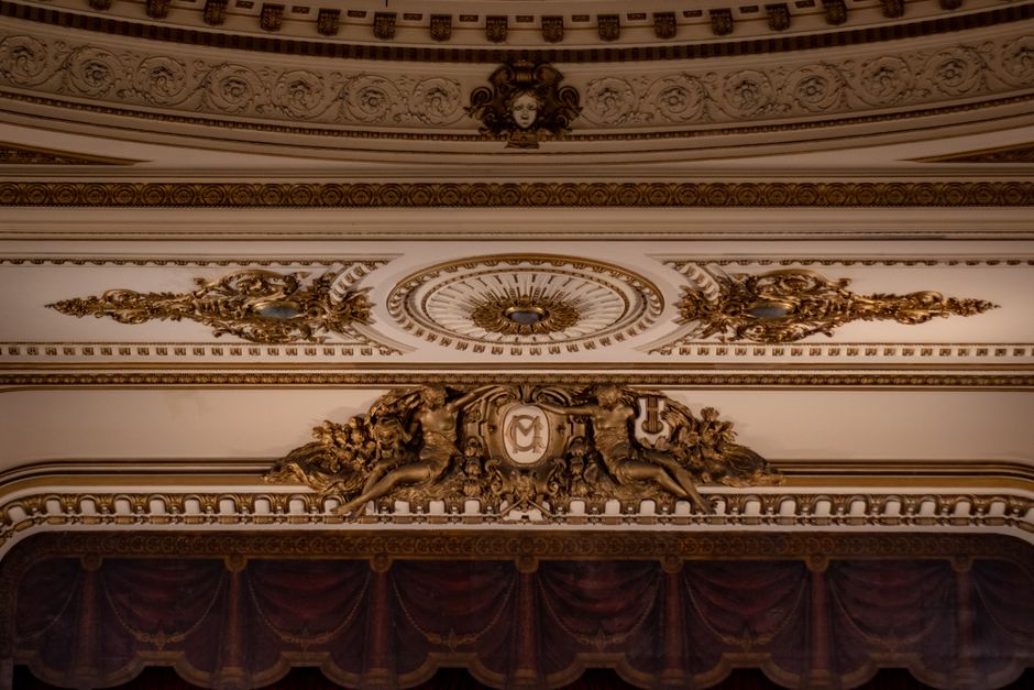 Détail de décoration baroque avec motifs et emblèmes gravés