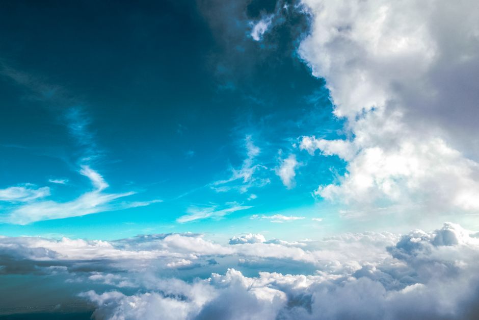 Ciel bleu dégagé avec formations nuageuses légères
