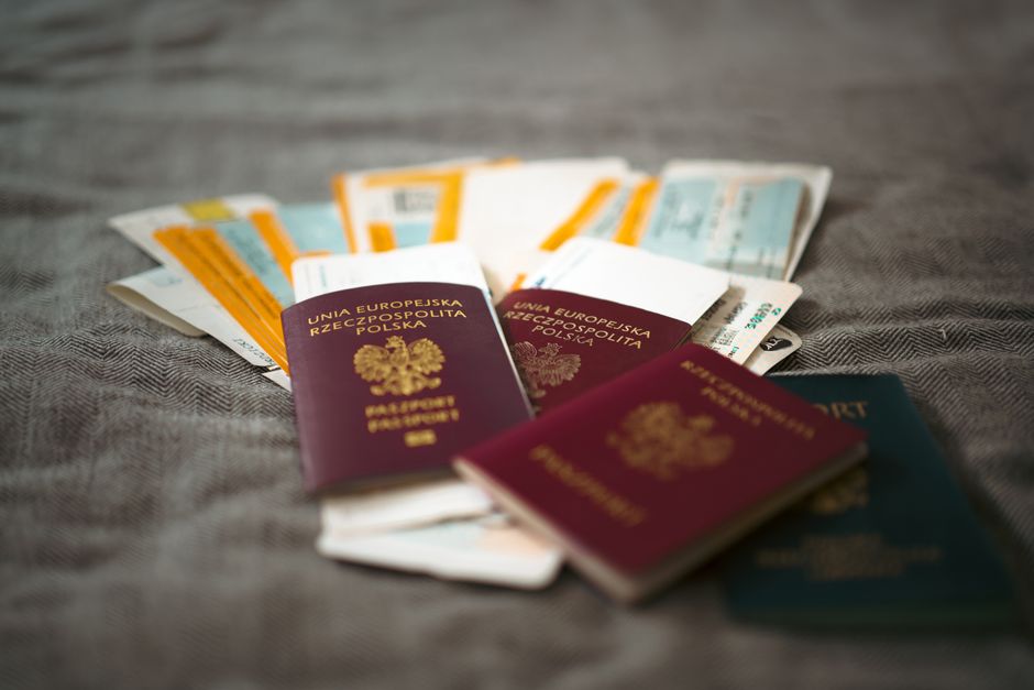 Gros plan sur des passeports et des billets de voyage posés sur une surface.