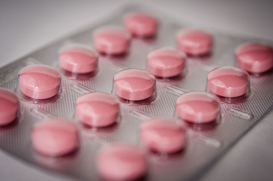 Comprimés roses dans un emballage sous blister