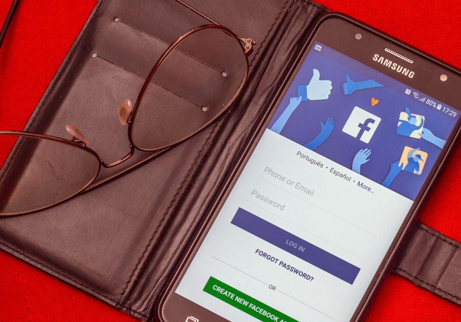 Écran de téléphone affichant une page de connexion sur fond rouge