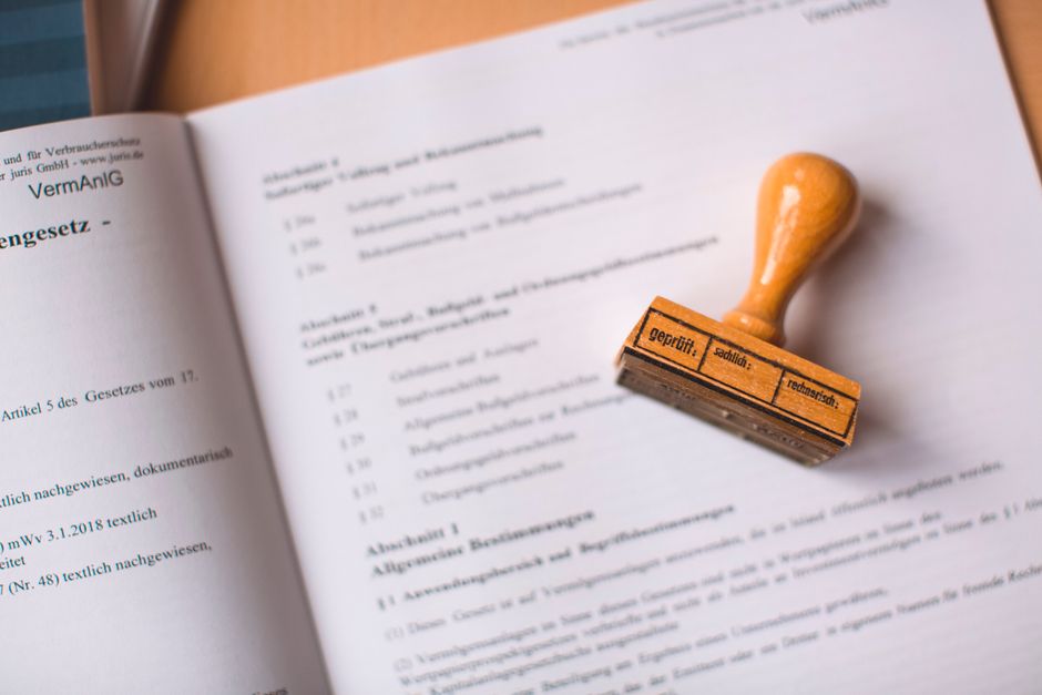 Document officiel avec tampon de vérification en bois