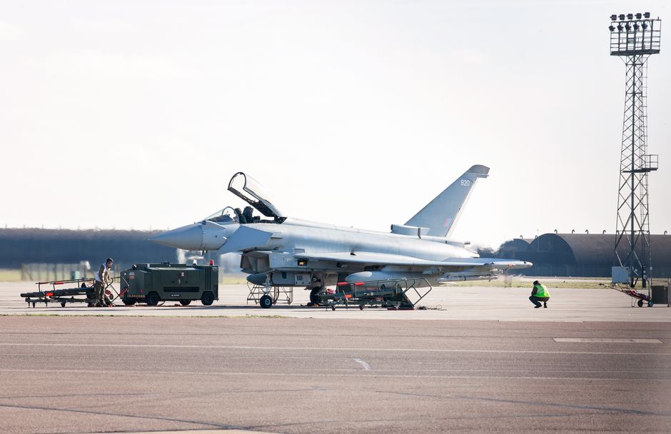 Un avion de chasse Eurofighter Typhoon stationné sur le tarmac d'une base aérienne