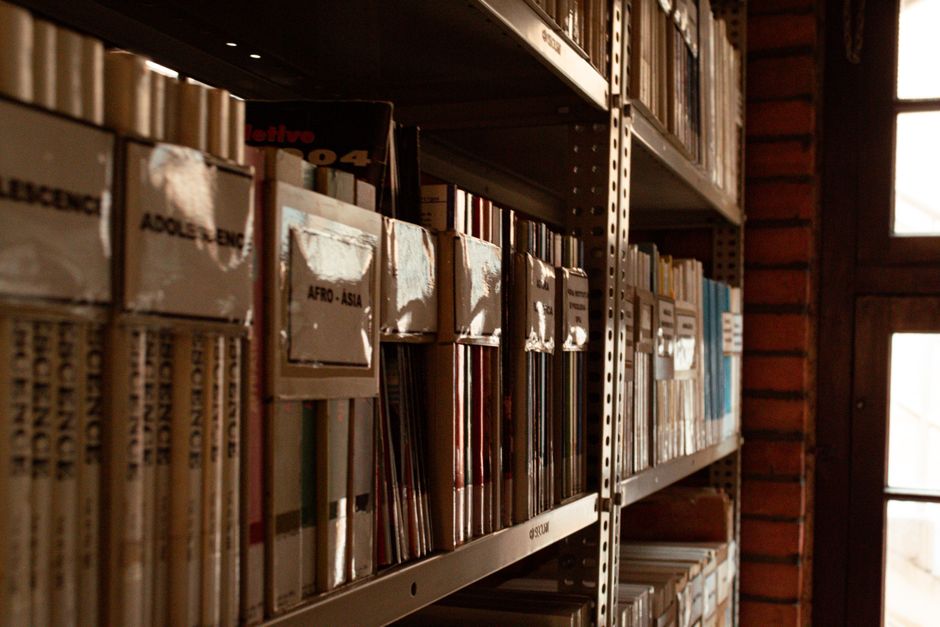 Étagères de livres dans une bibliothèque, atmosphère calme de lecture