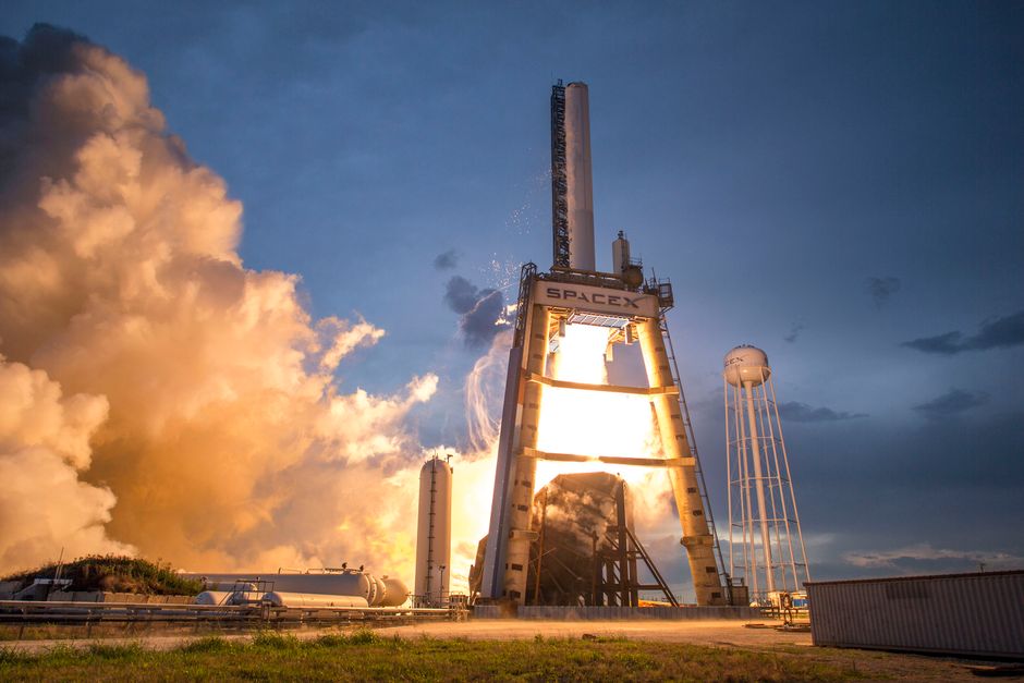 Fusée SpaceX au décollage dans le ciel du crépuscule