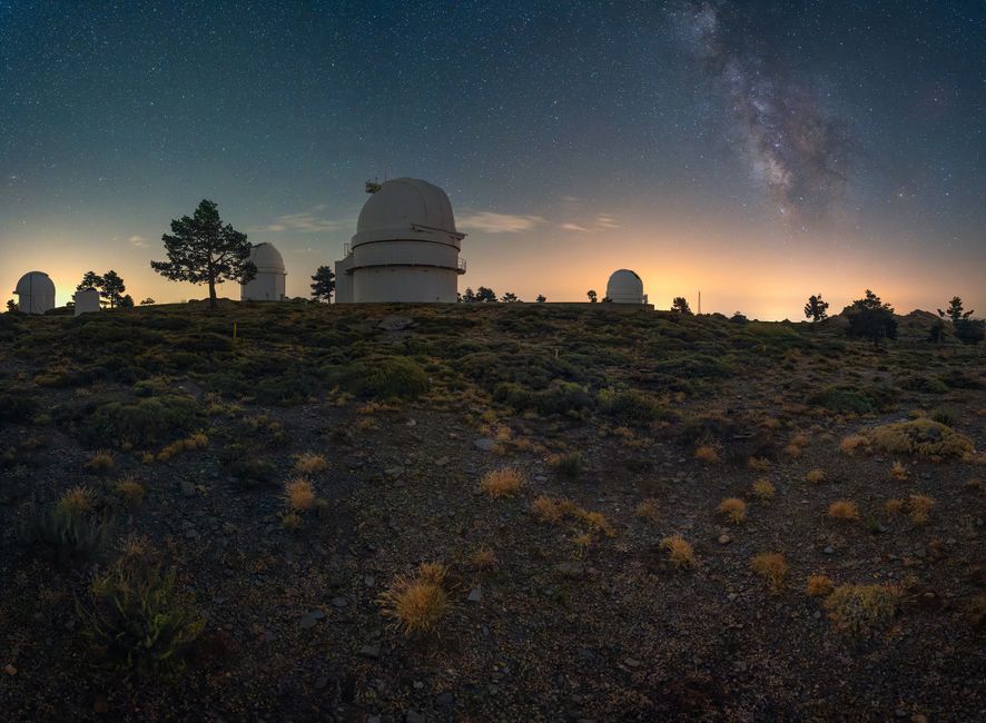 Observatoires sous un ciel étoilé nocturne